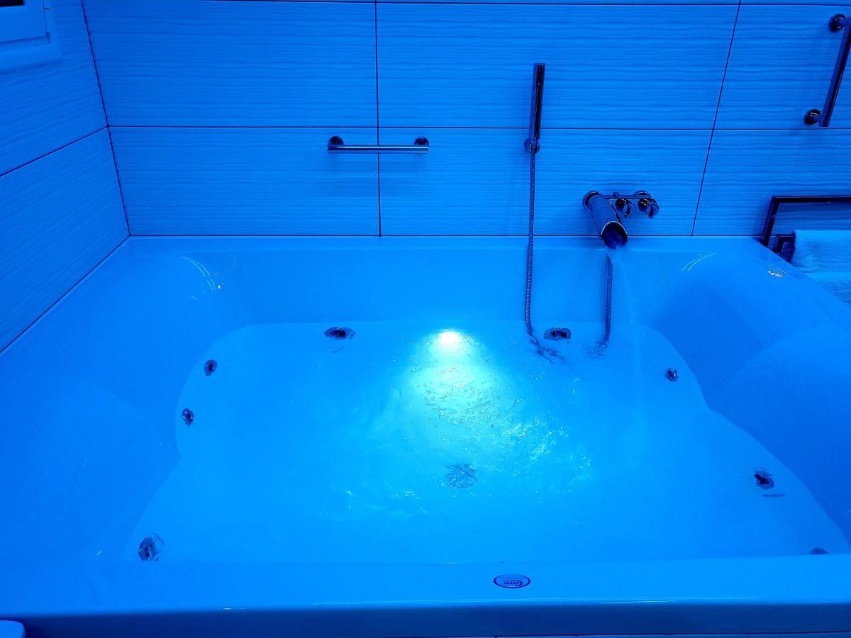 Romantic Deluxe Svite Wise Jacuzzi And Sauna Ateny Zewnętrze zdjęcie