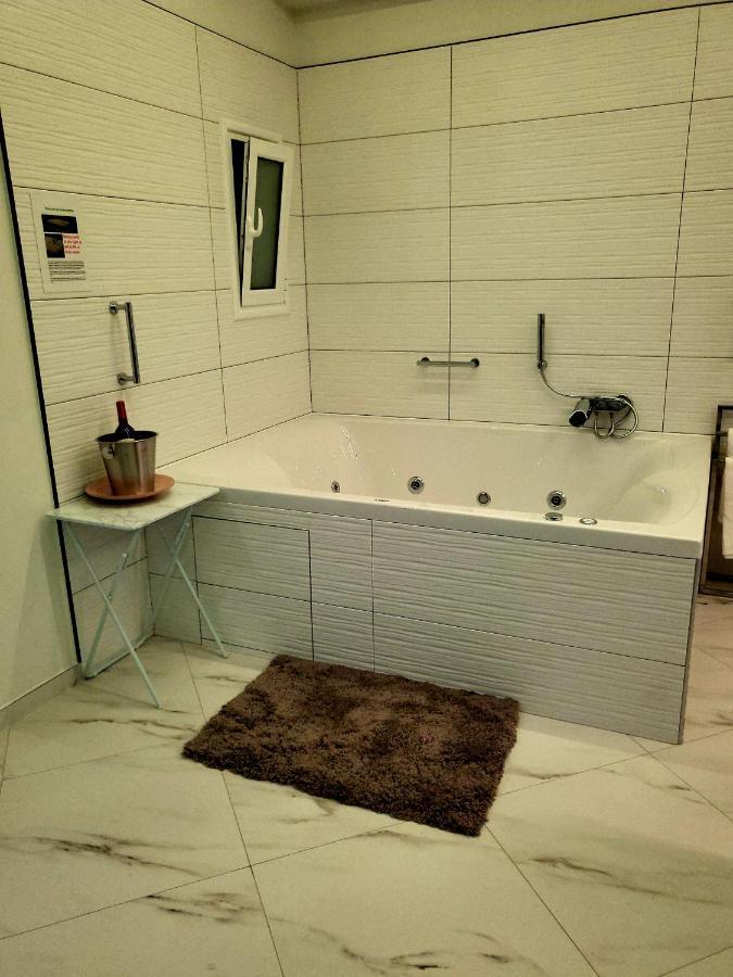 Romantic Deluxe Svite Wise Jacuzzi And Sauna Ateny Zewnętrze zdjęcie