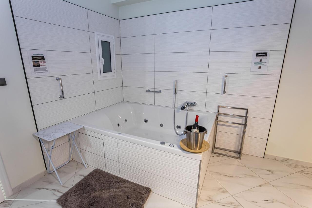 Romantic Deluxe Svite Wise Jacuzzi And Sauna Ateny Zewnętrze zdjęcie